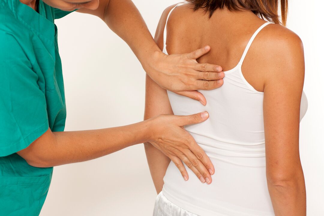 zdravnik pregleda hrbet s torakalno osteohondrozo