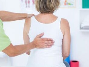 Pacient s pritožbami zaradi bolečin v hrbtu v predelu lopatic, ki ga pregleda zdravnik