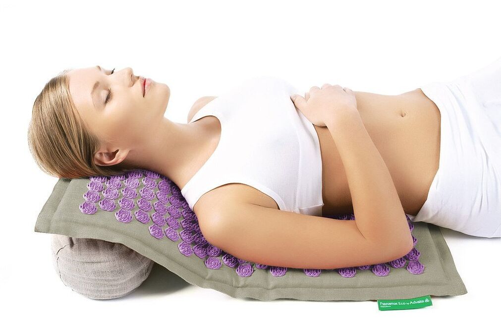 Igelni aplikator bo pomagal v boju proti osteohondrozi vratne hrbtenice